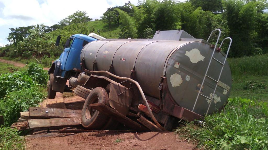 TAQUARAL:Cabeceira de ponte quebra com caminhão transportando ...